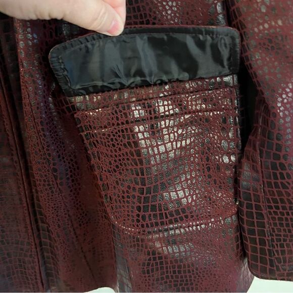 Susan Graver Style jacket size 1X faux reptile burgundy zip front fully lined - Picture 5 of 8